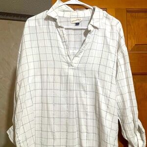 Women’s blouse 3/4 length button up sleeves. Size XL 98% Cotton 2% other fibers.